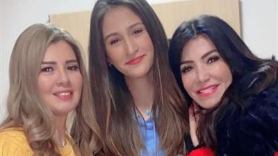 لقاء سويدان برفقة ابنتها ”جومانا” في أحدث ظهور: الأم اللي ربت ويتسمع كلامها