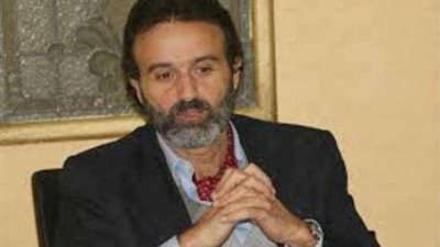 ”الكحة سخيفة أوي”.. أيمن عزب يكشف لـ”الموجز” تطورات حالته الصحية بعد إصابته بكورونا