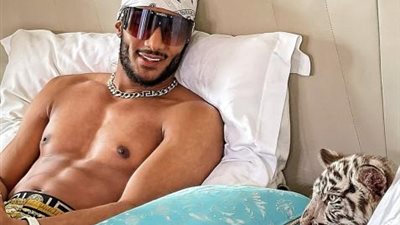 محمد رمضان برفقة نمر علي سريره ويعلق : ”بيبي”