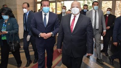 بالصور .. وزير التعليم العالي ورئيس جامعة القاهرة يتفقدان بدء  امتحانات الفصل الدراسي الأول بكلية الطب