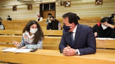 بالصور.. وزير التعليم العالي يتابع انتظام لجان الامتحانات بجامعتي القاهرة وعين شمس