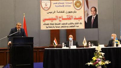 صور.. وزير القوى العاملة يسلم عقود عمل لذوي الهمم بالإسكندرية