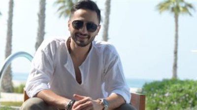 شاهد.. حمادة هلال يكشف عن لوك ”المداح”