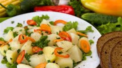 «زي المطاعم».. كيفية تحضير سلطة الخضار المسلوقة