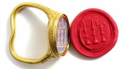 عثر عليه بائع أسماك بالصدفة .. قصة بيع خاتم ذهب أصلي بعد 400 عام