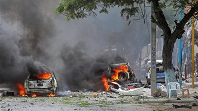 انفجار هائل في العاصمة الصومالية وسط انباء عن استهداف مسئولين حكوميين
