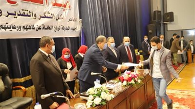 صور.. وزير القوى العاملة ومحافظ البحيرة يسلمان  عقود عمل لذوي الهمم والعزيمة