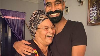 شاهد .. محمود الليثي برفقة والدته في أحدث ظهور له