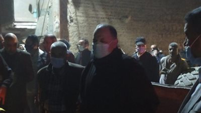 إستخراج 9 اشخاص من اسفل أنقاض المنزل المنهار بمركز  الفتح فى أسيوط