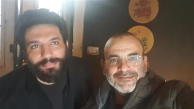 الحزن يخيم على وجه حسن الرداد حزنا على والدته في أحدث ظهور.. صور