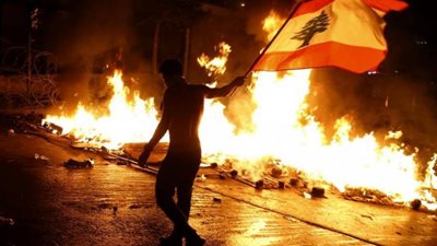 عاجل.. متظاهرون في لبنان يقطعون الطرق الرئيسية بالإطارات المشتعلة