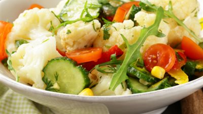 بأسهل الخطوات.. طريقة تحضير سلطة قرنبيط بالخيار والشبت والتونة