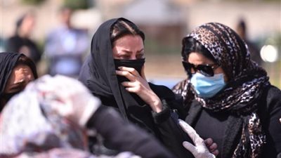 ”أمي سابتني”.. انهيار رضوى الشربيني في جنازة والدتها.. وتجمهر العشرات حولها رغم إصابتها بكورونا