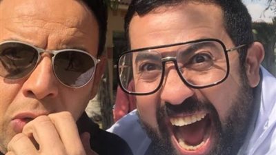 مصطفى قمر ومحمد طعيمة في كواليس تصوير مسلسل ”فارس بلا جواز”