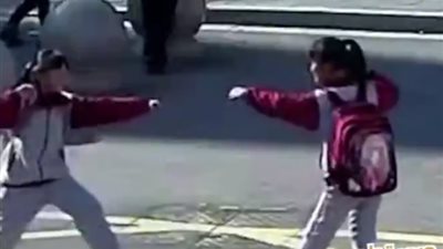 «بالضرب بحركات قتالية».. أغرب طريقة لإلقاء التحية بين طالبتين