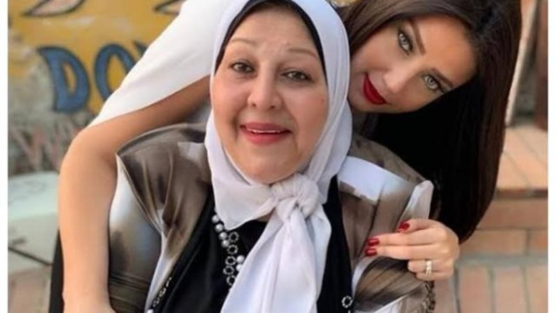 رضوي والدتها