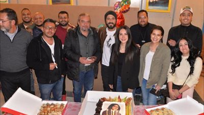 فريق عمل مسلسل ”كوفيد 25” يحتفلون بعيد ميلاد زوجة يوسف الشريف.. صور