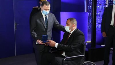 الداخلية تكرم عدد من أسر الشهداء والمصابين والمتميزين من رجال الشرطة