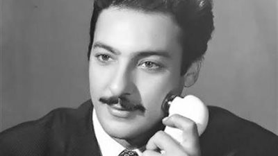 من صندوق الذكريات.. صورة نادرة لـ رشدي أباظة في أواخر أيامه وهو يقرأ القرآن