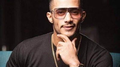 بيتعمد يستفز الناس.. هجوم كبير على محمد رمضان بسبب مضيفة طيران