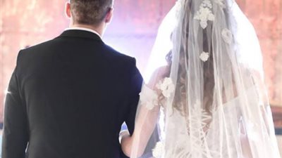 «مش هتصدق».. مفاجأة غير متوقعة من عروسين لأصدقائهما ليلة الزفاف