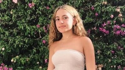 كنزي نجلة عمرو دياب تشعل مواقع التواصل الاجتماعي بفستان مكشوف