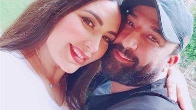 عبير صبري تُشعل السوشيال ميديا بإطلالة جريئة مع زوجها