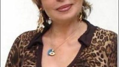 مني عبد المجيد.. تعرضت للتهديد بالقتل وحاولت الانتحار.. اعتزلت الفن بعد وفاة زوجها.. حكايات فنانة شهيرة دمرتها عمليات التجميل