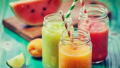 «زي المحلات».. وصفات متعددة لتحضير السموذى في المنزل