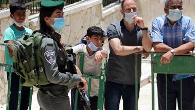 إسرائيل تؤجل تطعيم العمال الفلسطينيين