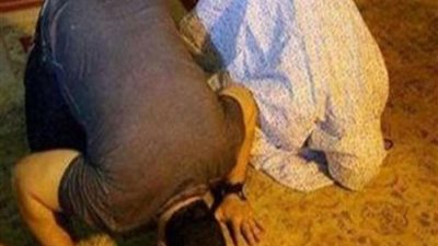 فيديو.. أين تقف الزوجة عندما يؤمها زوجها في الصلاة؟