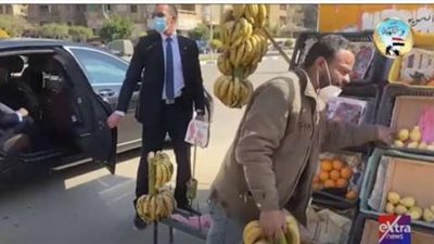 السيسي أمر بعلاجه ..بائع فاكهة يكشف تفاصيل حواره مع الرئيس