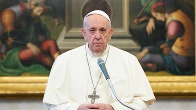 البابا فرانسيس يصل كنيسة الطاهرة القديمة بالموصل للصلاة على الشهداء