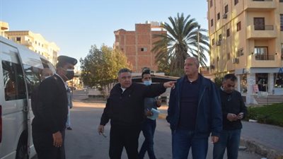 محافظ البحر الأحمر يتفقد شوارع الغردقة وحلقة السمك وميناء الصيد