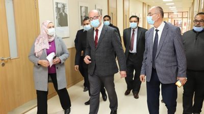 نائب رئيس عين شمس يجرى جولة تفقدية بكلية الألسن