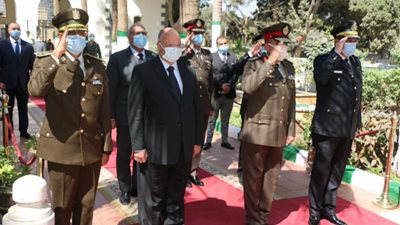 محافظ ومدير القاهرة يضعان إكليلًا من الزهور على مقابر شهداء المنطقة العسكرية