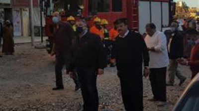 اللواء عمرو حنفى يطمئن على سكان عقار بعد إنهيار جزء منه بالغردقة