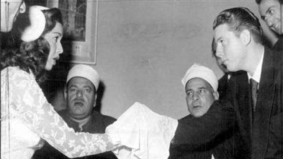 أعلن إسلامه من أجلها وبعد الزواج قام بسرقة ثروتها واختفى.. حكاية فنانة شهيرة تتعرض لحادثة نصب