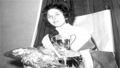 صورة نادرة لـ لبنى عبدالعزيز بعد تتويجها بلقب الملكة