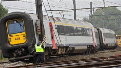 خروج قطار عن مساره بعد اصطدامه بحافلة.. وأنباء عن وقوع مئات الإصابات والوفيات