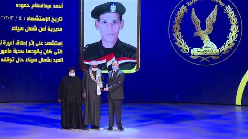 وزير الداخلية يكرم