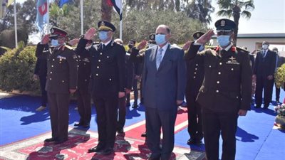 محافظ أسيوط يشارك قائد المنطقة الجنوبية العسكرية وضع إكليل من الزهورعلى النصب التذكاري