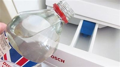 ماذا يحدث لملابسك عند وضع الخل في الغسالة؟