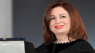 إلهام شاهين توجه رسالة للمرأة: كوني قوية وشجاعة وطموحة (فيديو)