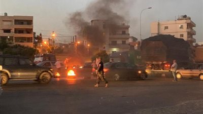 بعد أسبوع من موجة غضب..الجيش اللبناني يبدأ إزالة حواجز الطرق
