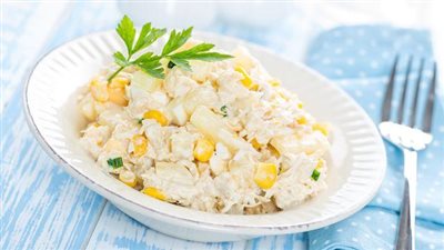 «زي المطاعم».. كيفية تحضير سلطة الذرة بالمايونيز