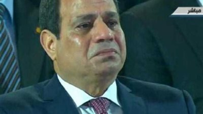 فاضت دموعه .. هكذا تأثر الرئيس السيسي بحديث أسر الشهداء فى الاحتفال بيوم الشهيد