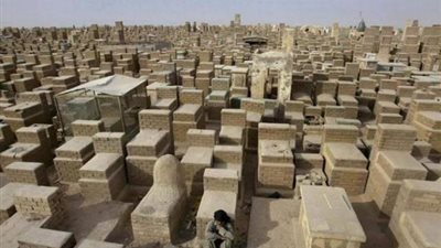 صدمة..«البحوث الإسلامية» يكشف حكم دفن الرجال مع النساء في قبر واحد