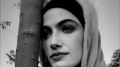 الصور الأولى للفنانة تارا عماد بعد ارتدائها الحجاب