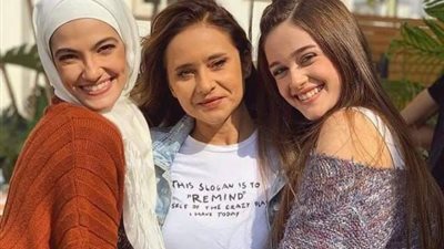 نيللي كريم وتارا عماد ونور إيهاب في كواليس تصوير مسلسل ”ضد الكسر”